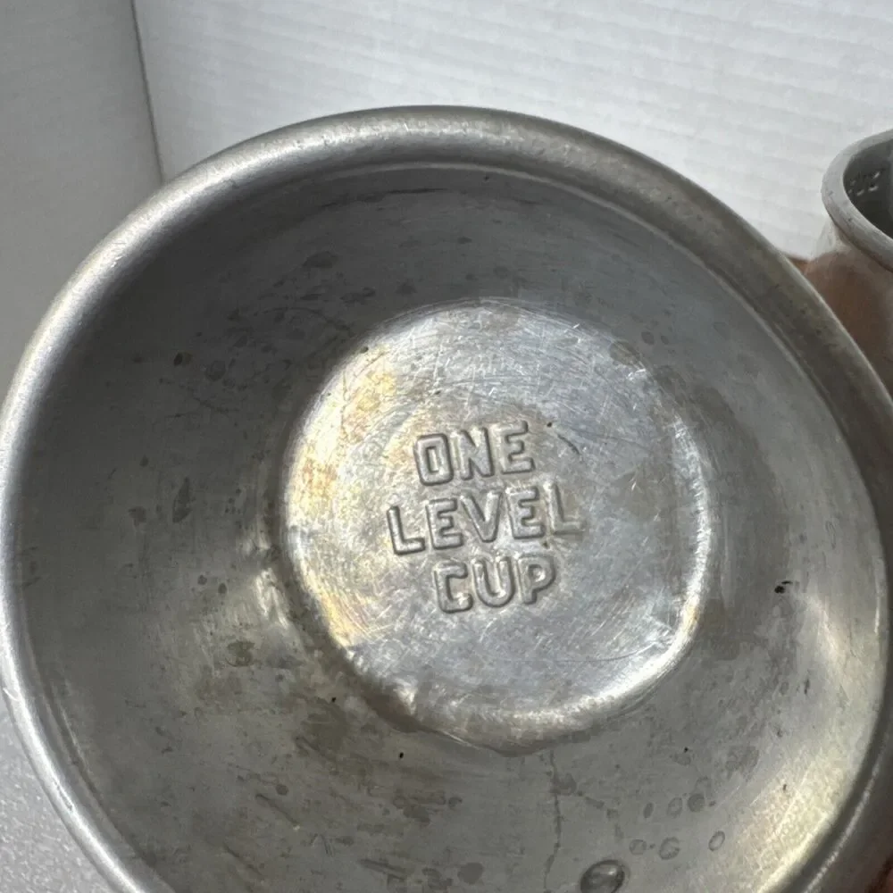 Vintage ALUMINUM Measuring ONE Cup Dry & 1 Cup w Handle & Double Spouts Set Of 2